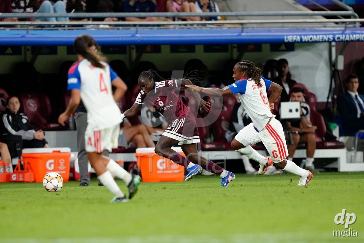 GENEVA, SWITZERLAND - SEPTEMBER 23: Benedicte Simon of Servette FC Chenois Feminin in duel with Melchie Dumornay of Olympique Lyon during the UEFA Women's Champions League match between Servette FC Chenois Feminin and OL Lyonnes at Stade de Geneve on September 23, 2026 in Geneva, Switzerland.