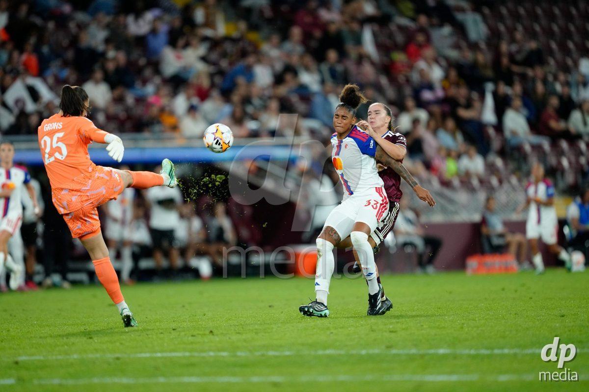 GENEVA, SWITZERLAND - SEPTEMBER 23: Tarciane dos Santos de Lima of Olympique Lyon against Magdalena Sobal of Servette FC Chenois Feminin during the UEFA Women's Champions League match between Servette FC Chenois Feminin and OL Lyonnes at Stade de Geneve on September 23, 2026 in Geneva, Switzerland.
