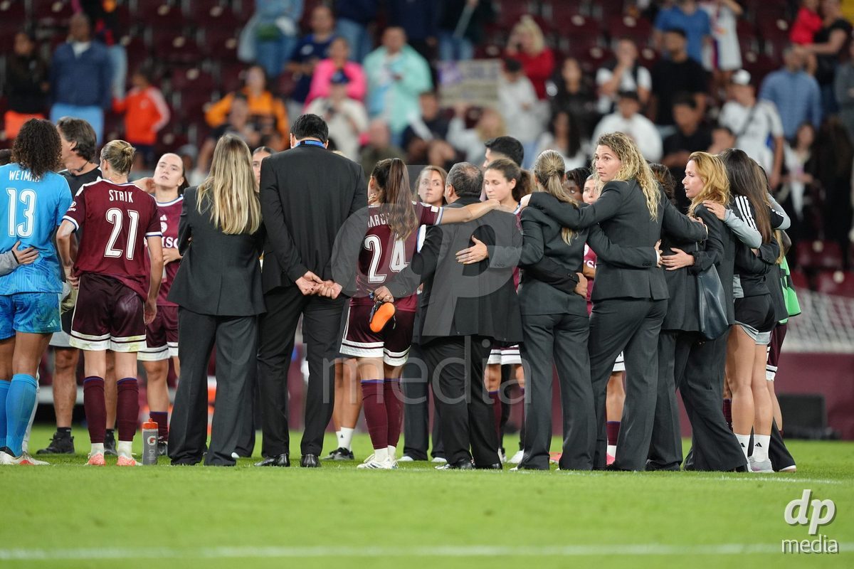 GENEVA, SWITZERLAND - SEPTEMBER 23: The team of Servette FC Chenois Feminin after the UEFA Women's Champions League match between Servette FC Chenois Feminin and OL Lyonnes at Stade de Geneve on September 23, 2026 in Geneva, Switzerland.