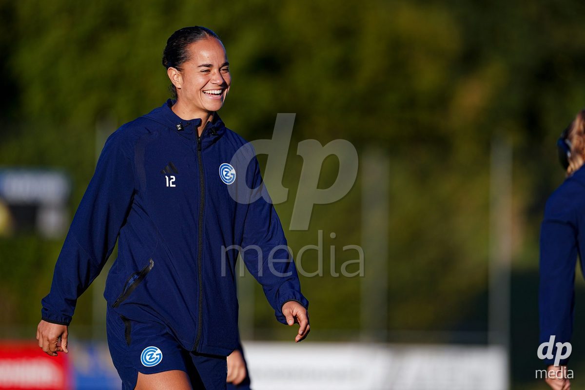 WÄDENSWIL, SWITZERLAND - SEPTEMBER 25: Players of GC Frauenfussball arrival during the AXA Women's Cup match between FC Wädenswil 1 and GC Frauenfussball at Sportplatz Beichlen on September 25, 2026 in Wädenswil.