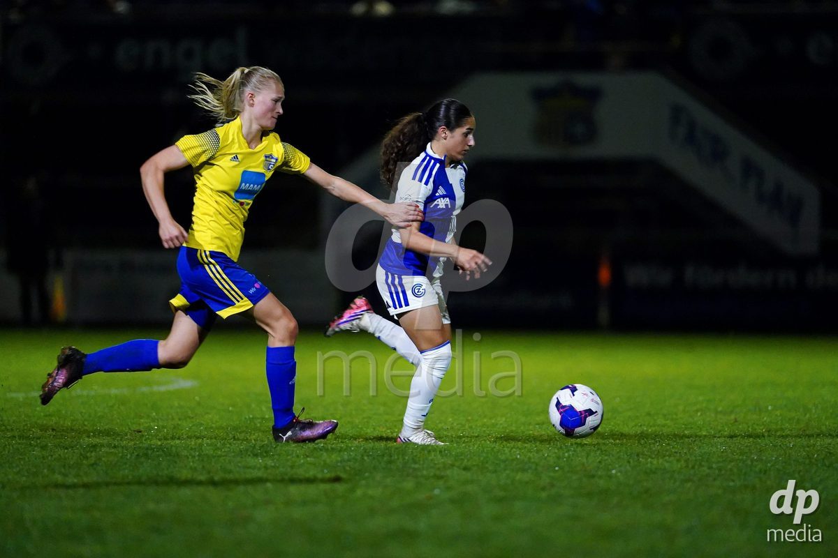 WÄDENSWIL, SWITZERLAND - SEPTEMBER 25: Ilaria Maddaloni of GC Frauenfussball (R) controls the ball during the AXA Women's Cup match between FC Wädenswil 1 and GC Frauenfussball at Sportplatz Beichlen on September 25, 2026 in Wädenswil.