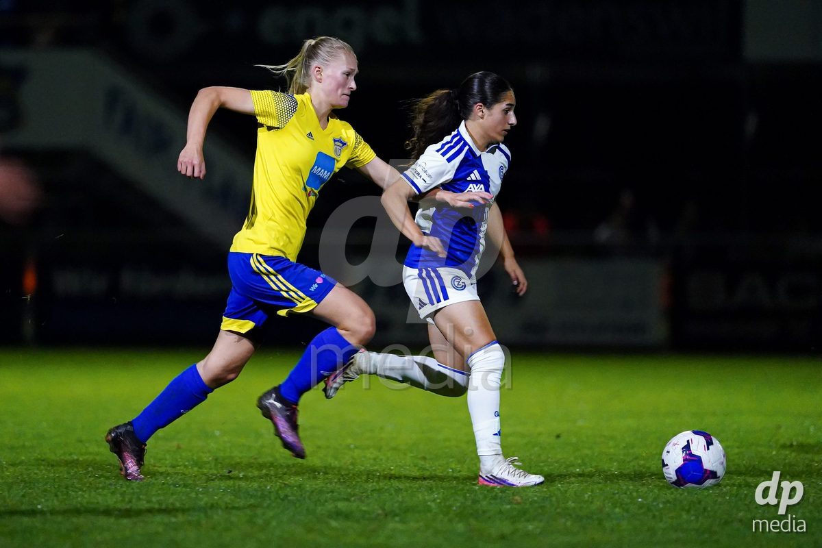 WÄDENSWIL, SWITZERLAND - SEPTEMBER 25: Ilaria Maddaloni of GC Frauenfussball (R) controls the ball during the AXA Women's Cup match between FC Wädenswil 1 and GC Frauenfussball at Sportplatz Beichlen on September 25, 2026 in Wädenswil.