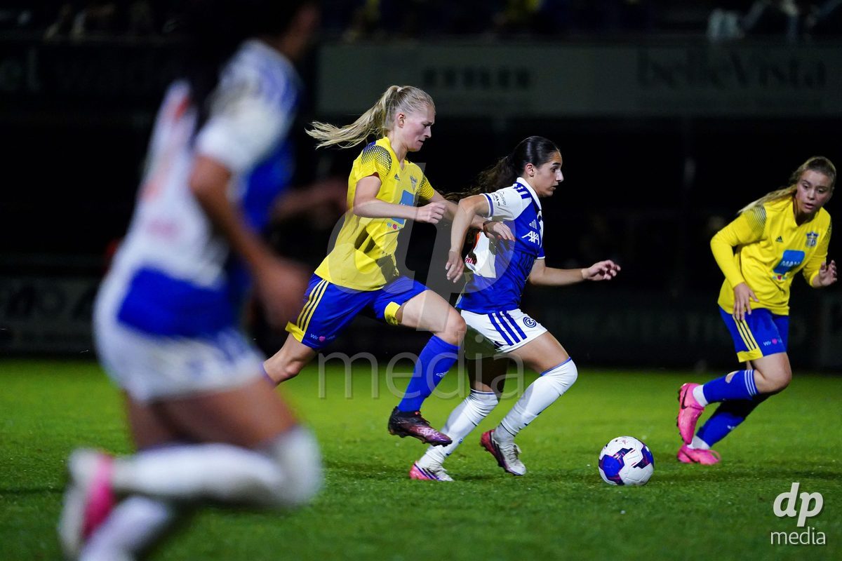 WÄDENSWIL, SWITZERLAND - SEPTEMBER 25: Ilaria Maddaloni of GC Frauenfussball (R) controls the ball during the AXA Women's Cup match between FC Wädenswil 1 and GC Frauenfussball at Sportplatz Beichlen on September 25, 2026 in Wädenswil.