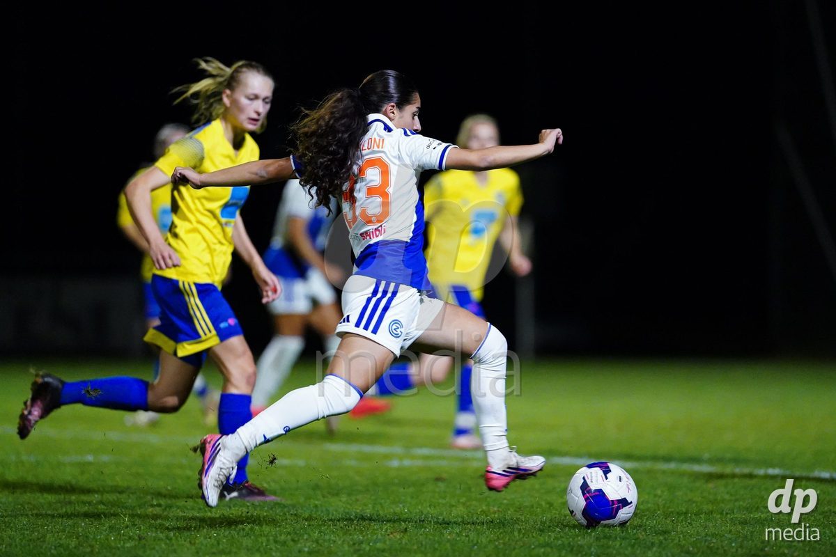WÄDENSWIL, SWITZERLAND - SEPTEMBER 25: Ilaria Maddaloni of GC Frauenfussball controls the ball during the AXA Women's Cup match between FC Wädenswil 1 and GC Frauenfussball at Sportplatz Beichlen on September 25, 2026 in Wädenswil.