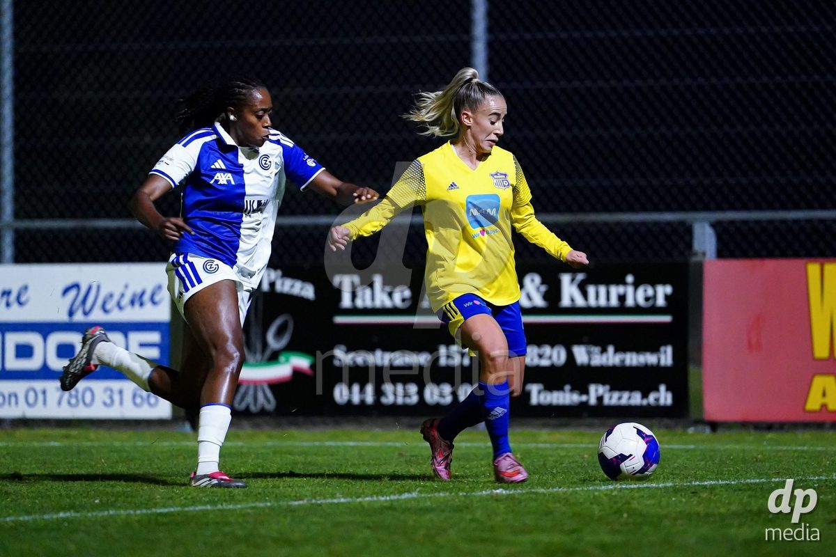 WÄDENSWIL, SWITZERLAND - SEPTEMBER 25: Paige Bailey-Gayle of GC Frauenfussball (L) battles for the ball during the AXA Women's Cup match between FC Wädenswil 1 and GC Frauenfussball at Sportplatz Beichlen on September 25, 2026 in Wädenswil.