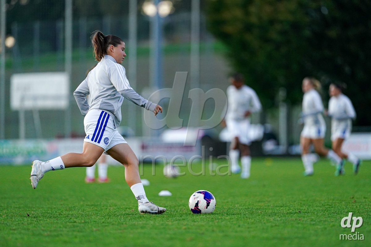 WÄDENSWIL, SWITZERLAND - SEPTEMBER 25: Players of GC Frauenfussball warming up during the AXA Women's Cup match between FC Wädenswil 1 and GC Frauenfussball at Sportplatz Beichlen on September 25, 2026 in Wädenswil.