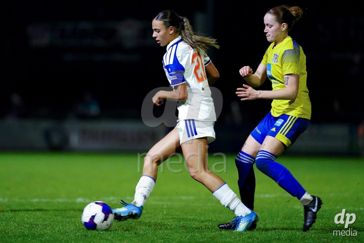WÄDENSWIL, SWITZERLAND - SEPTEMBER 25: Emma Egli of GC Frauenfussball (L) controls the ball during the AXA Women's Cup match between FC Wädenswil 1 and GC Frauenfussball at Sportplatz Beichlen on September 25, 2026 in Wädenswil.