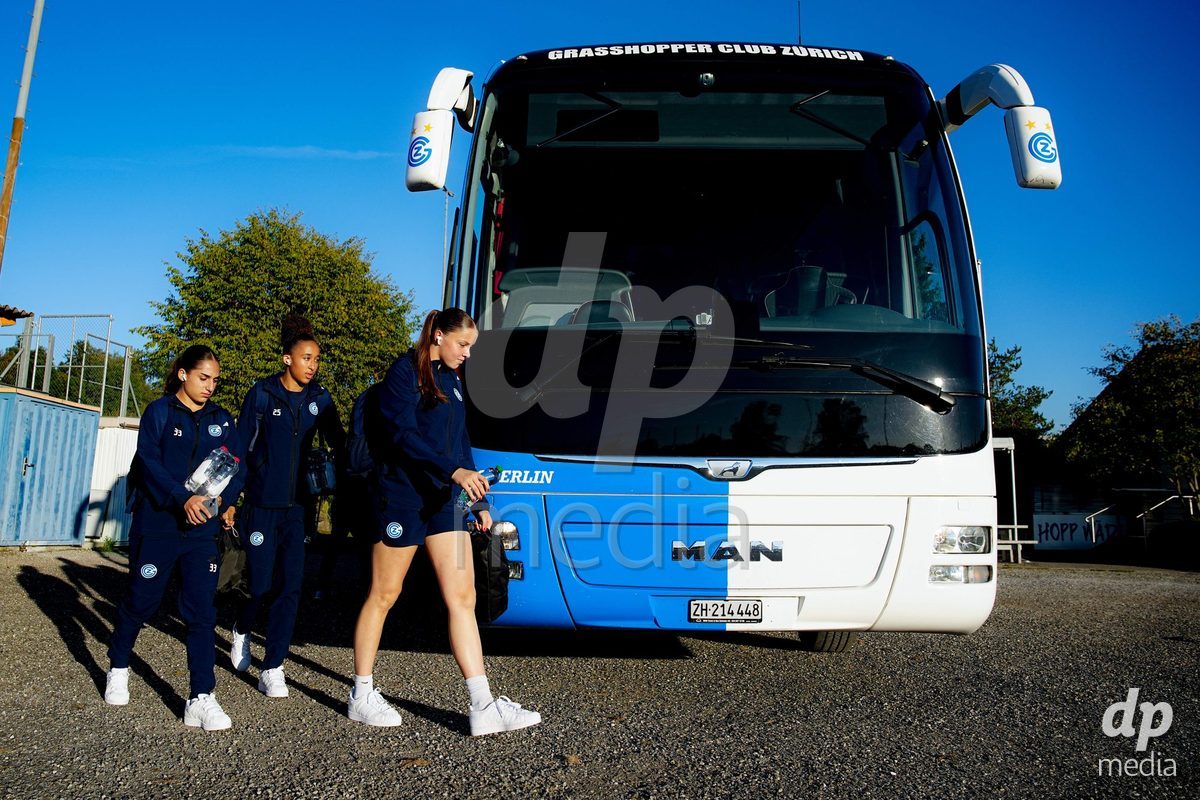WÄDENSWIL, SWITZERLAND - SEPTEMBER 25: Players of GC Frauenfussball arrival during the AXA Women's Cup match between FC Wädenswil 1 and GC Frauenfussball at Sportplatz Beichlen on September 25, 2026 in Wädenswil.