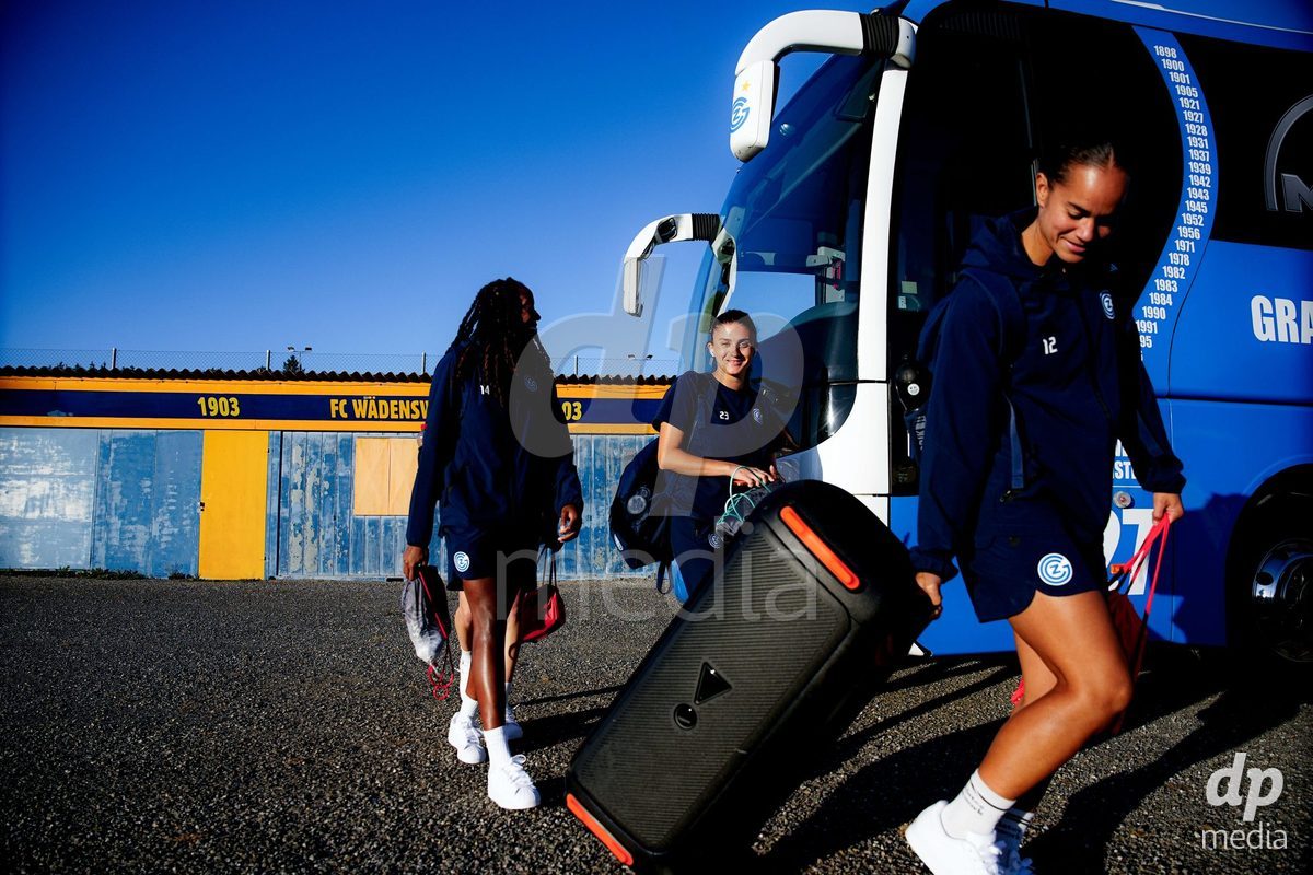 WÄDENSWIL, SWITZERLAND - SEPTEMBER 25: Players of GC Frauenfussball arrival during the AXA Women's Cup match between FC Wädenswil 1 and GC Frauenfussball at Sportplatz Beichlen on September 25, 2026 in Wädenswil.