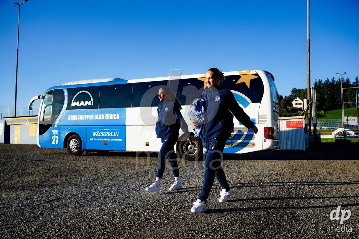WÄDENSWIL, SWITZERLAND - SEPTEMBER 25: Players of GC Frauenfussball arrival during the AXA Women's Cup match between FC Wädenswil 1 and GC Frauenfussball at Sportplatz Beichlen on September 25, 2026 in Wädenswil.