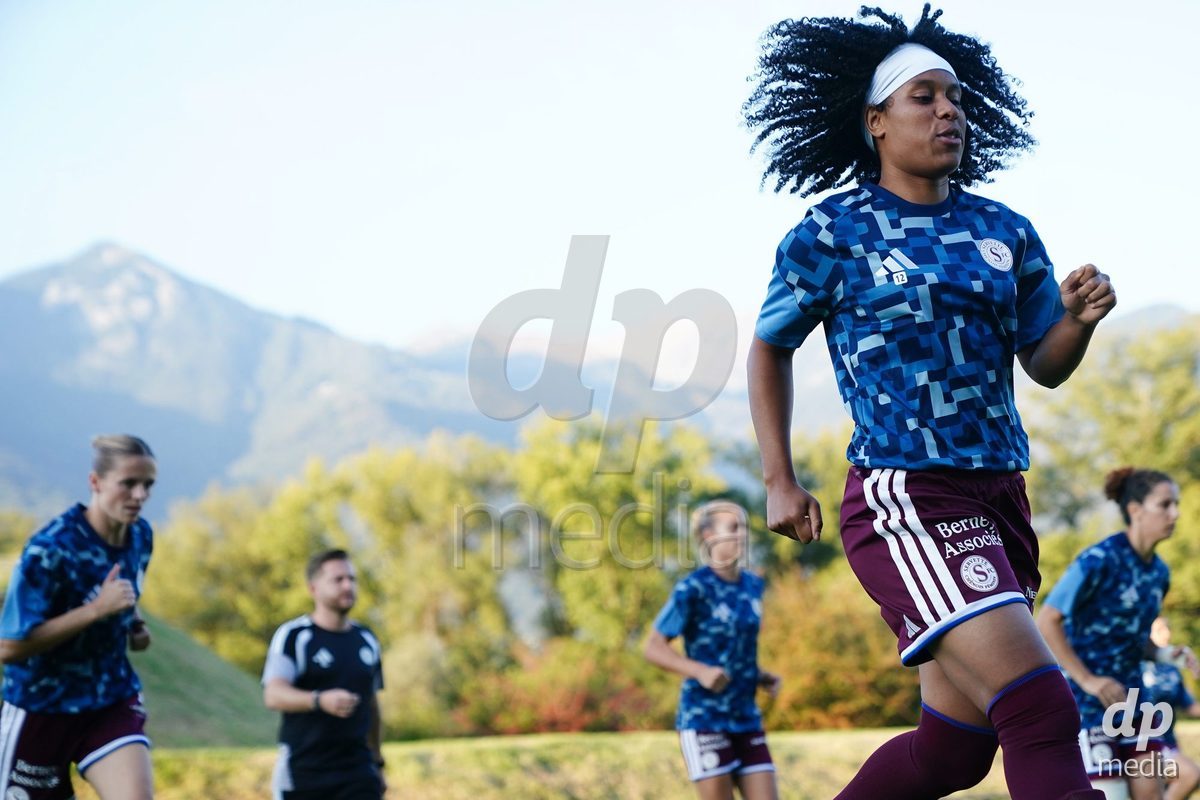 MAGADINO, SWITZERLAND - SEPTEMBER 26: Pllayers of the Servette FC in action during warm up prior the AXA Women's Cup match between AS Gambarogno and Servette FC Chenois Feminin at Centro Sportivo on September 26, 2026 in Magadino.