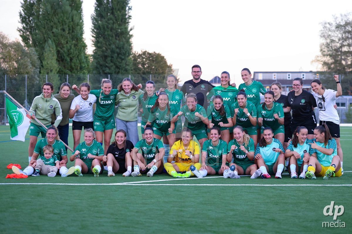 SCHLIEREN, SWITZERLAND - SEPTEMBER 26: Team photo after the AXA Women's Cup match between FC Schlieren and FC St. Gallen at Zelgli on September 26, 2026 in Schlieren, Switzerland.