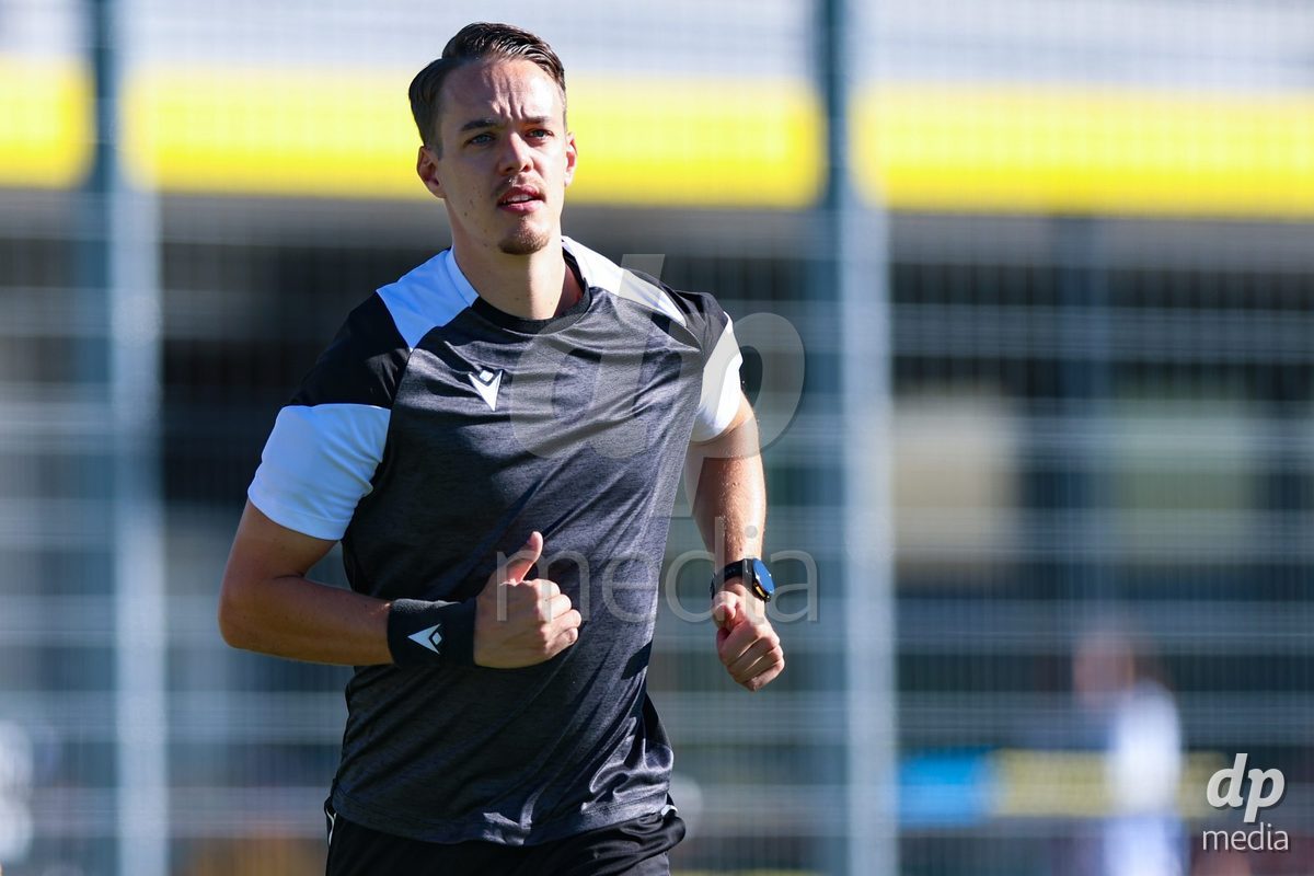 SCHLIEREN, SWITZERLAND - SEPTEMBER 26: The Referee during the AXA Women's Cup match between FC Schlieren and FC St. Gallen at Zelgli on September 26, 2026 in Schlieren, Switzerland.