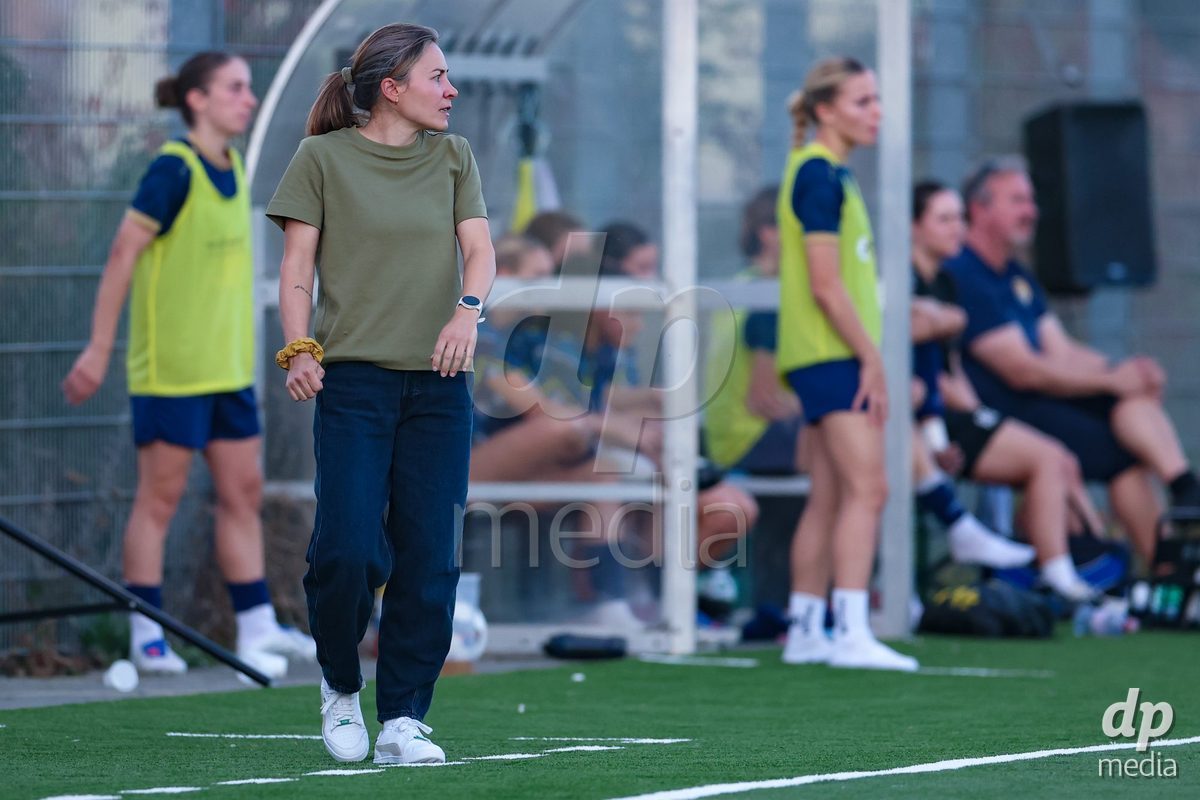 SCHLIEREN, SWITZERLAND - SEPTEMBER 26: Jasmin Schweer, head coach of FC St.Gallen 1879 during the AXA Women's Cup match between FC Schlieren and FC St. Gallen at Zelgli on September 26, 2026 in Schlieren, Switzerland.