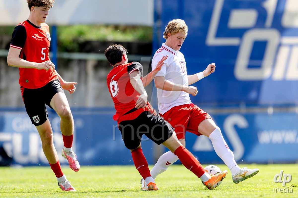 VIZELA, PORTUGAL - SEPTEMBER 30: Michael Matosevic of Austria U19, William Thomsen of Denmark U19 during the International Friendly match between Denmark U19 and Austria U19 at Estadio FC Vizela on September 30, 2026 in Vizela, Portugal