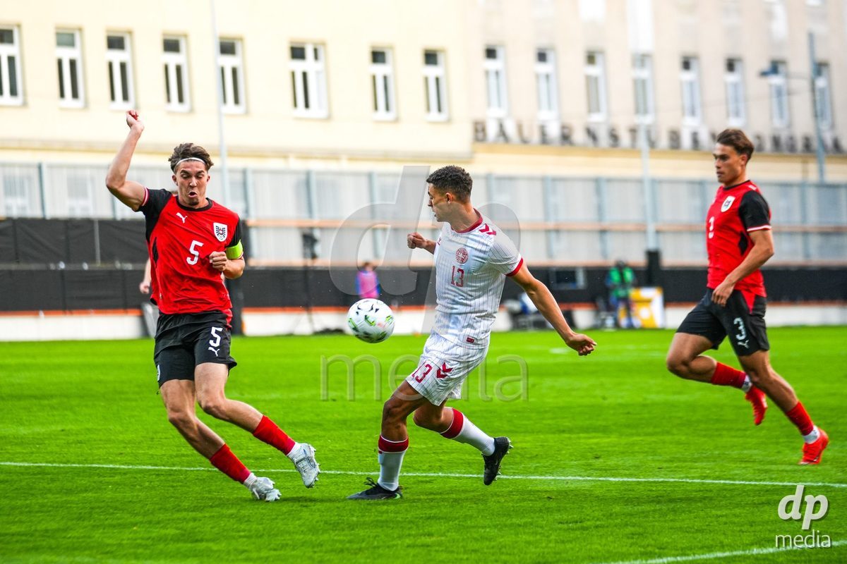 VIENNA, AUSTRIA - OCTOBER 2: Marcus Mccoy (Dänemark U21, 13) mit Jannik Schuster (Österreich U21, 5) during the UEFA European Qualifiers match between Austria U21 and Denmark U21 at Wiener Sport-Club Stadion on October 2, 2026 in Vienna, Austria.