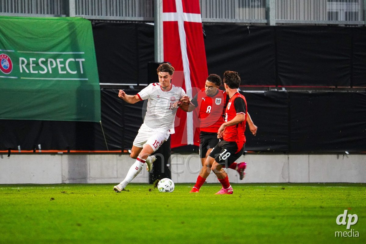 VIENNA, AUSTRIA - OCTOBER 2: Villads Schmidt Nielsen (Dänemark U21, 15) mit Jacob Peter Hödl (Österreich U21, 8) und Nicolas Bajlicz (Österreich U21, 18) during the UEFA European Qualifiers match between Austria U21 and Denmark U21 at Wiener Sport-Club Stadion on October 2, 2026 in Vienna, Austria.