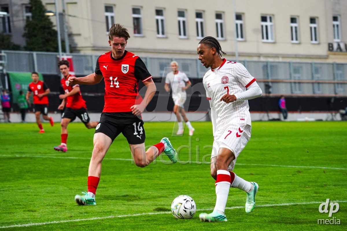VIENNA, AUSTRIA - OCTOBER 2: Noah Nartey (Dänemark U21, 7) mit Luca Weinhandl (Österreich U21, 14) during the UEFA European Qualifiers match between Austria U21 and Denmark U21 at Wiener Sport-Club Stadion on October 2, 2026 in Vienna, Austria.