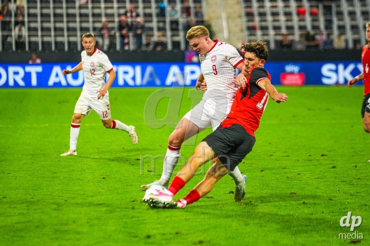 VIENNA, AUSTRIA - OCTOBER 2:  Conrad Harder (Dänemark U21, 9) mit Florian Peter Micheler (Österreich U21, 10)  during the UEFA European Qualifiers match between Austria U21 and Denmark U21 at Wiener Sport-Club Stadion on October 2, 2026 in Vienna, Austria.