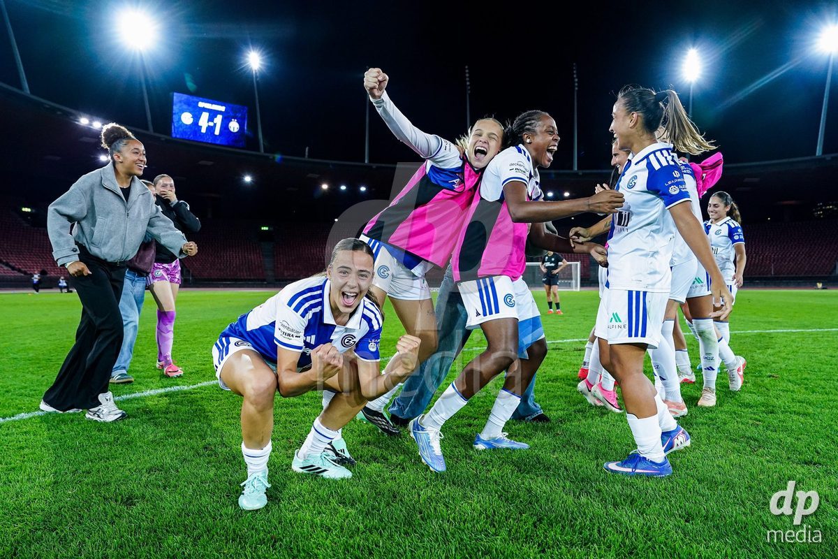 ZURICH, SWITZERLAND - OCTOBER 2: Players of GC Frauenfussball celebrate their victory during the AXA Women's Super League match between GC Frauenfussball and FC Zurich at Letzigrund on October 2, 2026 in Zurich, Switzerland.