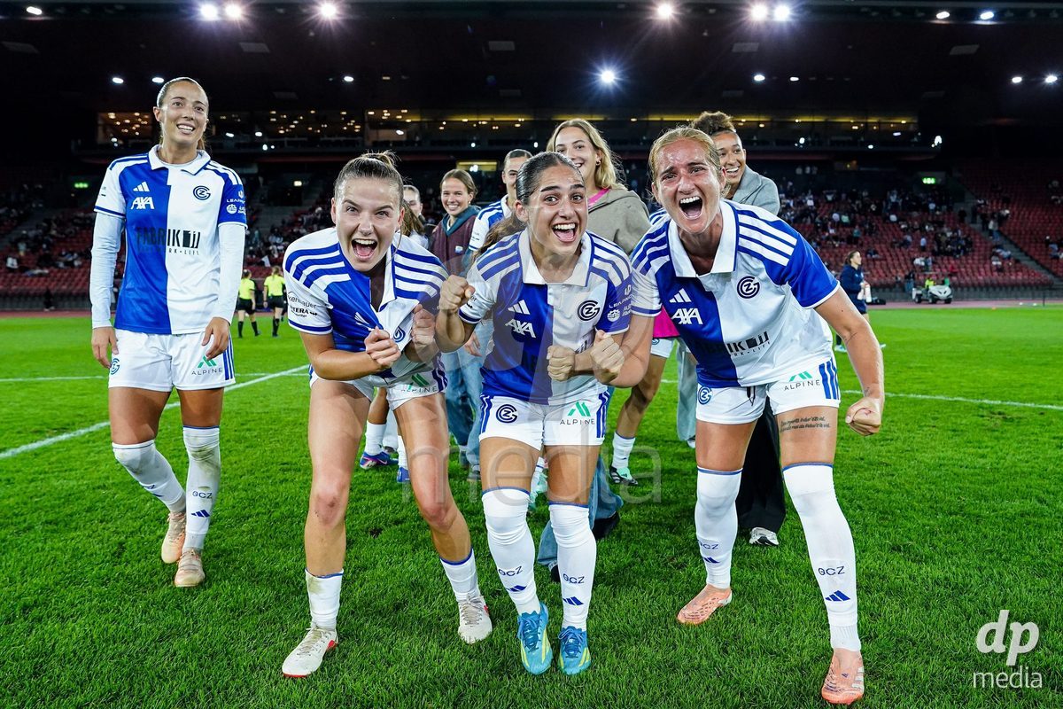 ZURICH, SWITZERLAND - OCTOBER 2: Players of GC Frauenfussball celebrate their victory during the AXA Women's Super League match between GC Frauenfussball and FC Zurich at Letzigrund on October 2, 2026 in Zurich, Switzerland.