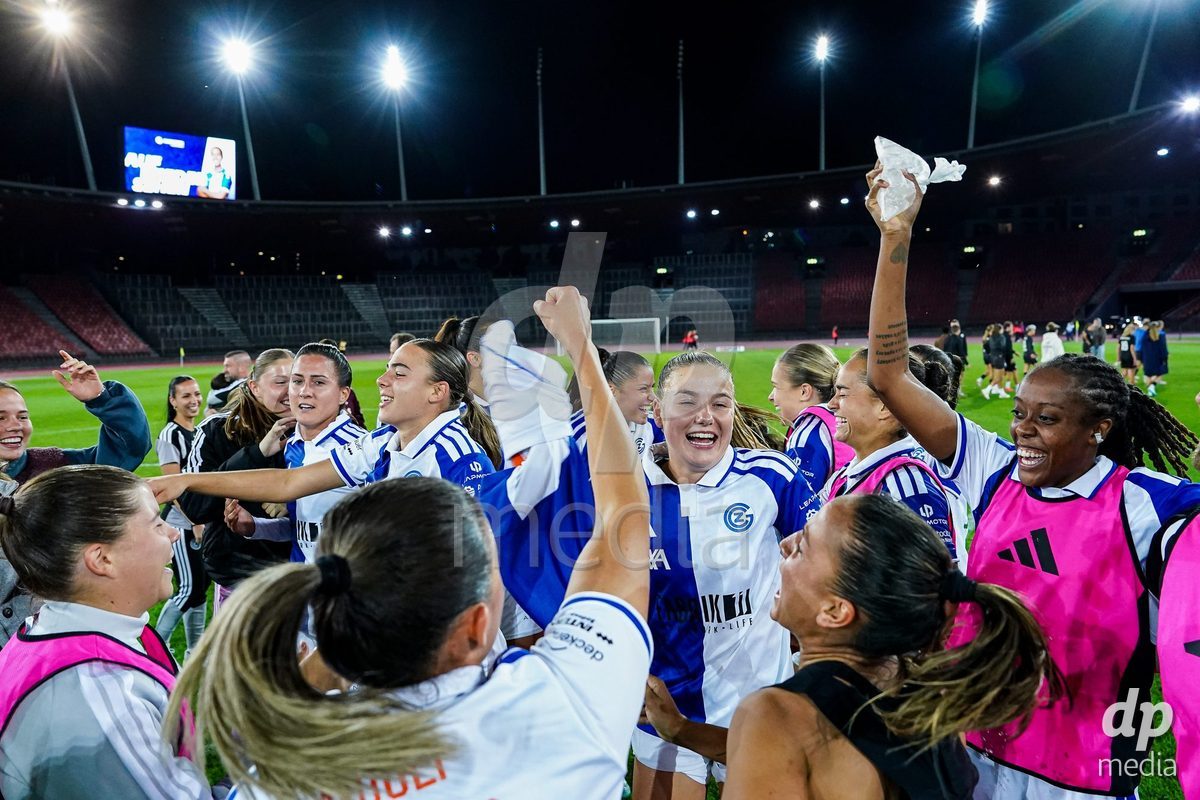 ZURICH, SWITZERLAND - OCTOBER 2: Players of GC Frauenfussball celebrate their victory during the AXA Women's Super League match between GC Frauenfussball and FC Zurich at Letzigrund on October 2, 2026 in Zurich, Switzerland.