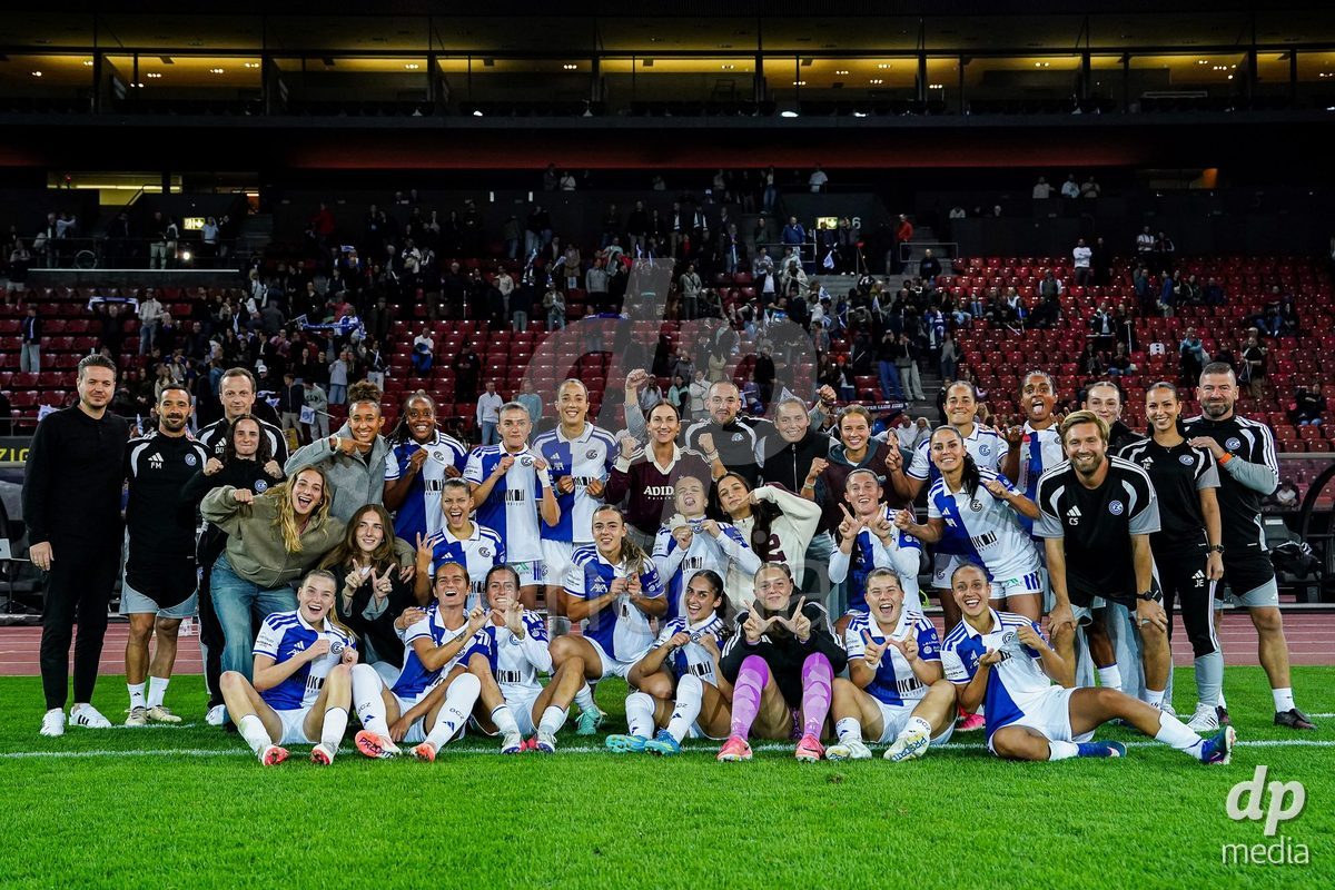ZURICH, SWITZERLAND - OCTOBER 2: Players of GC Frauenfussball celebrate their victory and pose for a teamphoto during the AXA Women's Super League match between GC Frauenfussball and FC Zurich at Letzigrund on October 2, 2026 in Zurich, Switzerland.