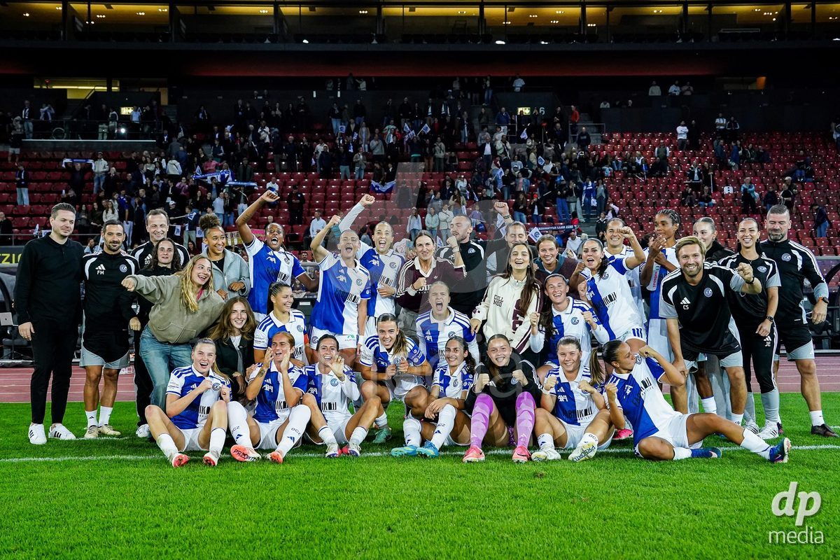 ZURICH, SWITZERLAND - OCTOBER 2: Players of GC Frauenfussball celebrate their victory and pose for a teamphoto during the AXA Women's Super League match between GC Frauenfussball and FC Zurich at Letzigrund on October 2, 2026 in Zurich, Switzerland.