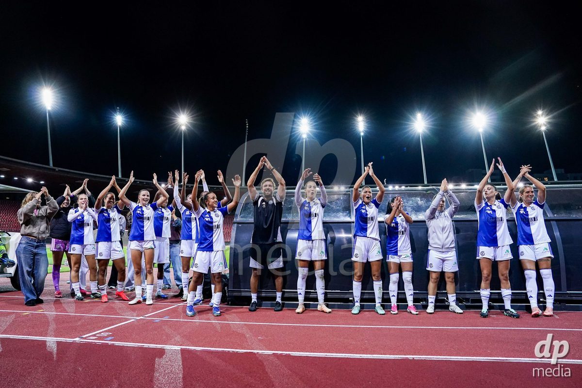 ZURICH, SWITZERLAND - OCTOBER 2: Players of GC Frauenfussball celebrate the victory after the AXA Women's Super League match between GC Frauenfussball and FC Zurich at Letzigrund on October 2, 2026 in Zurich, Switzerland.
