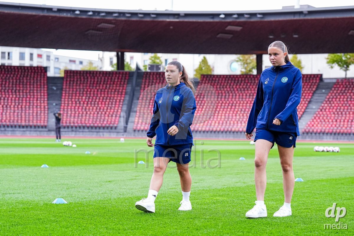 ZURICH, SWITZERLAND - OCTOBER 2: Players of Grasshopper Club Zurich arrive pitchside ahead of the AXA Women's Super League match between GC Frauenfussball and FC Zurich at Letzigrund on October 2, 2026 in Zurich, Switzerland.