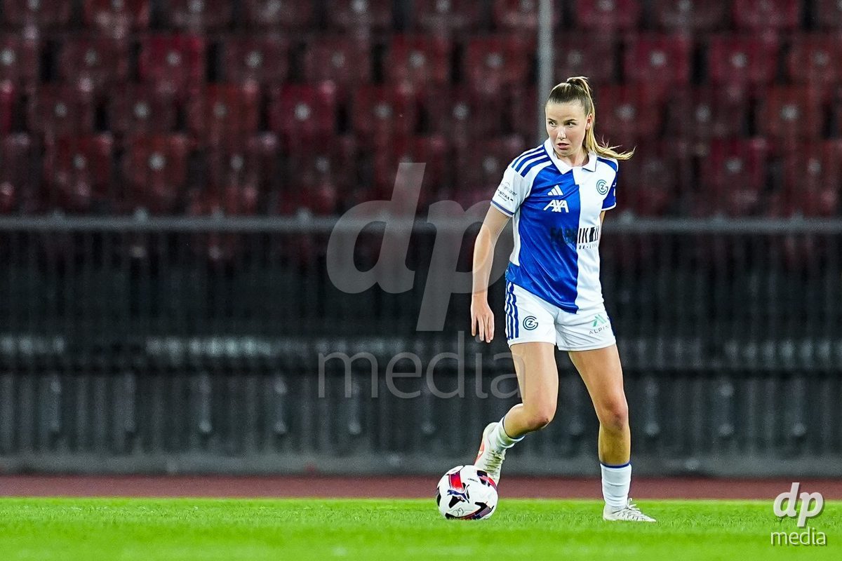 ZURICH, SWITZERLAND - OCTOBER 2: Giulia Looser of Grasshopper Club Zurich controls the ball  during the AXA Women's Super League match between GC Frauenfussball and FC Zurich at Letzigrund on October 2, 2026 in Zurich, Switzerland.