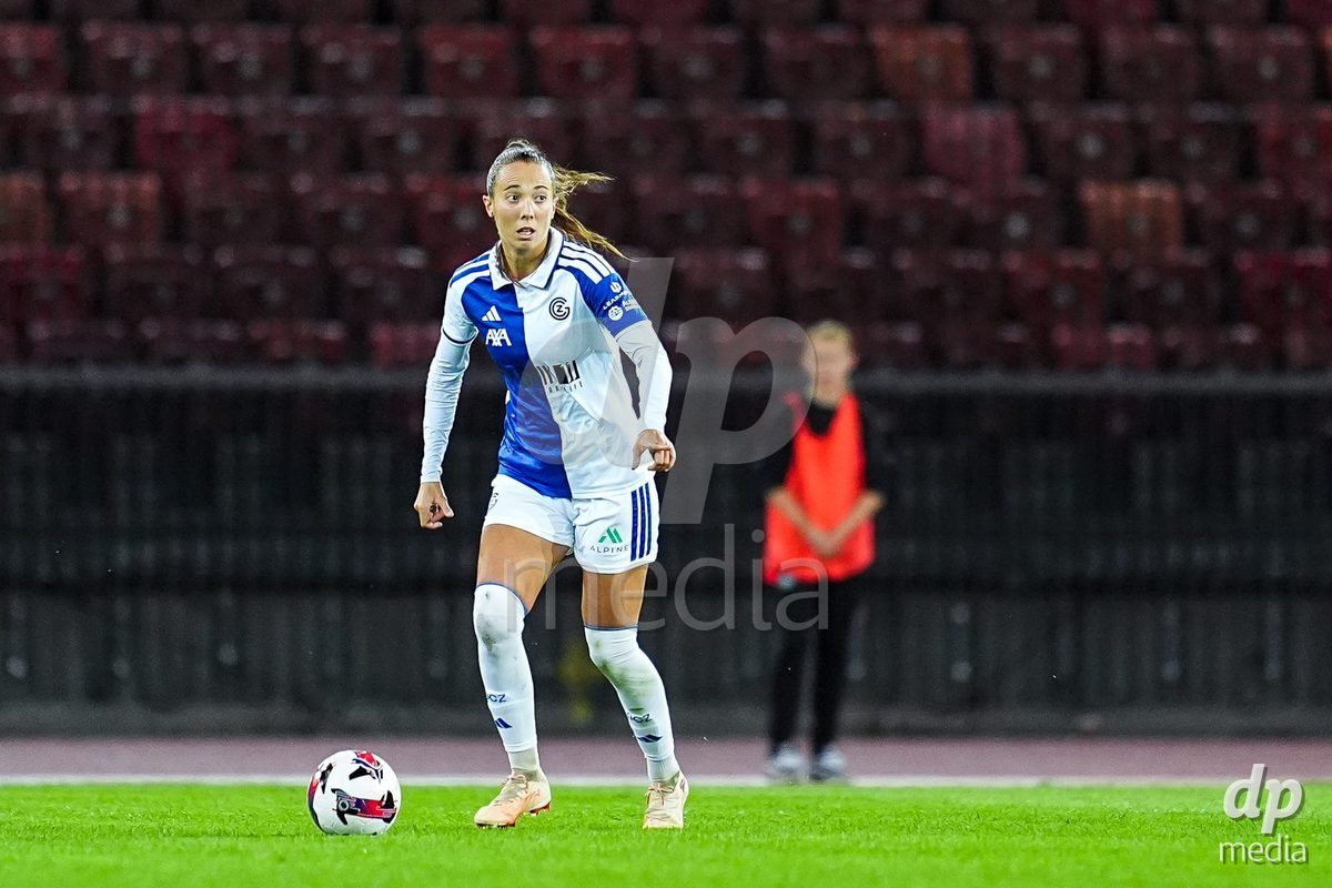 ZURICH, SWITZERLAND - OCTOBER 2: Marta Cazalla of Grasshopper Club Zurich controls the ball during the AXA Women's Super League match between GC Frauenfussball and FC Zurich at Letzigrund on October 2, 2026 in Zurich, Switzerland.