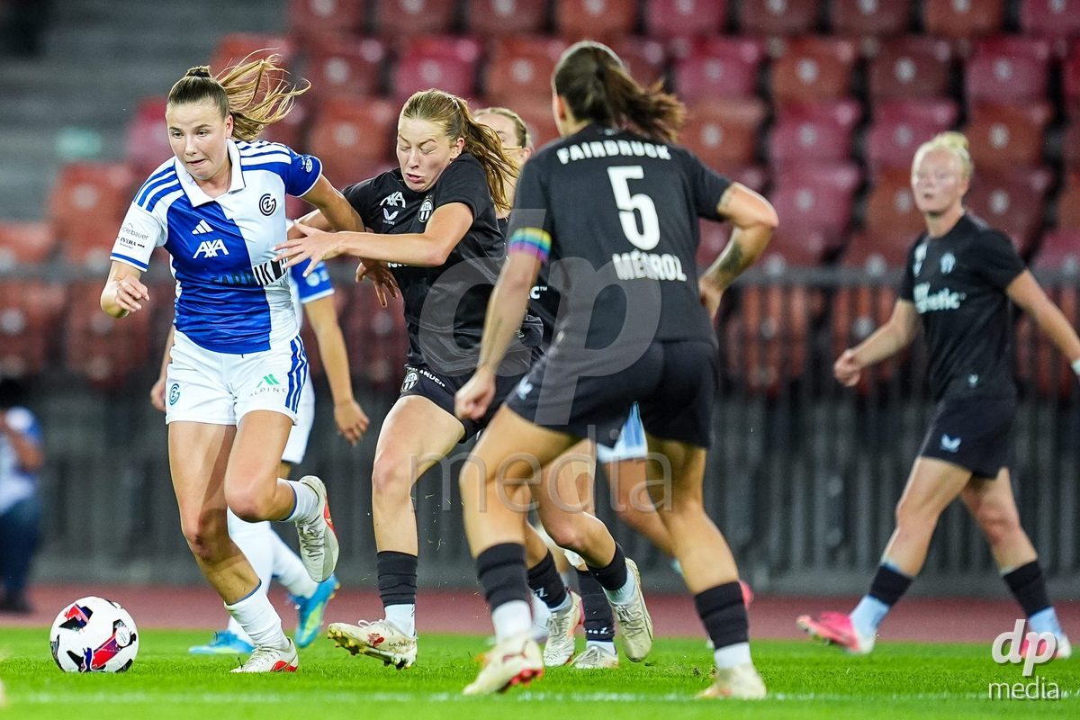 ZURICH, SWITZERLAND - OCTOBER 2: Giulia Looser of Grasshopper Club Zurich (L) battles for the ball during the AXA Women's Super League match between GC Frauenfussball and FC Zurich at Letzigrund on October 2, 2026 in Zurich, Switzerland.