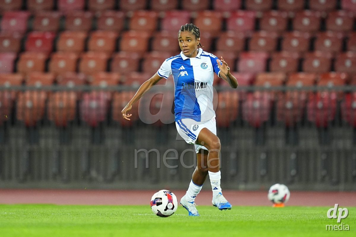 ZURICH, SWITZERLAND - OCTOBER 2: Sury Lamontana of Grasshopper Club Zurich controls the ball  during the AXA Women's Super League match between GC Frauenfussball and FC Zurich at Letzigrund on October 2, 2026 in Zurich, Switzerland.