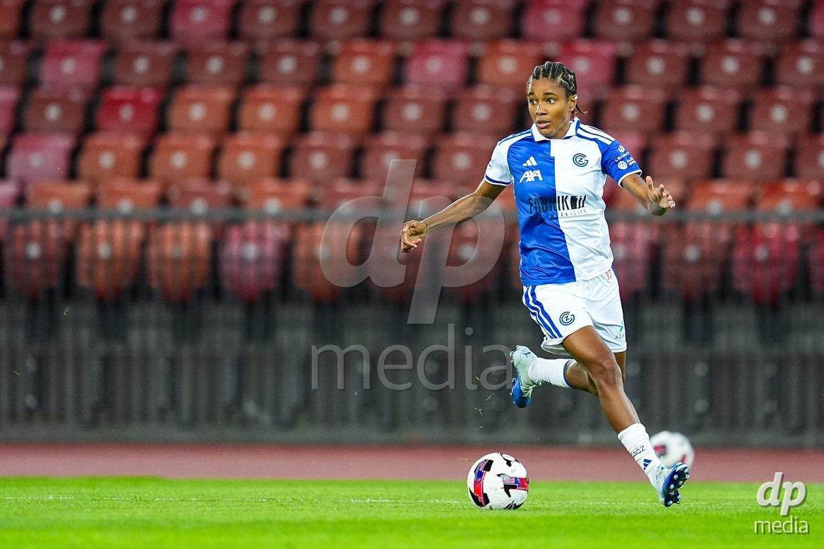 ZURICH, SWITZERLAND - OCTOBER 2: Sury Lamontana of Grasshopper Club Zurich controls the ball  during the AXA Women's Super League match between GC Frauenfussball and FC Zurich at Letzigrund on October 2, 2026 in Zurich, Switzerland.