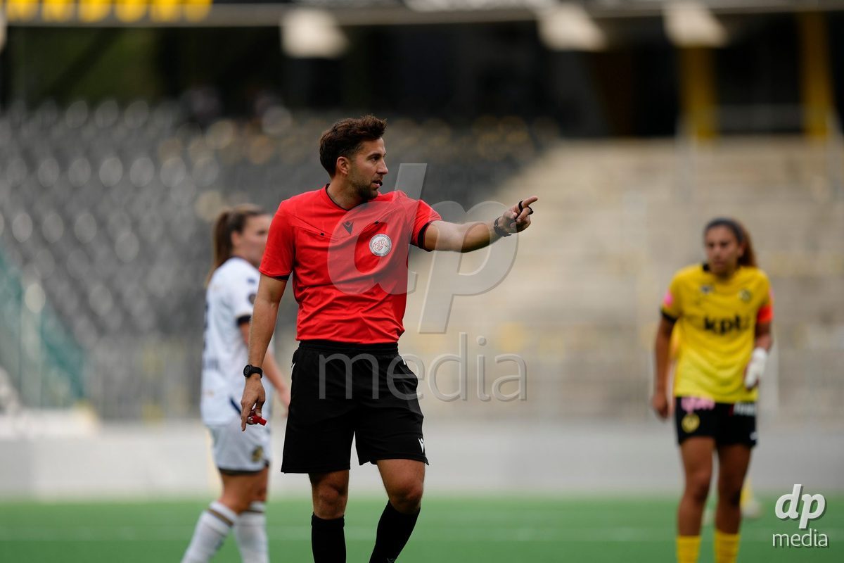 BERN, SWITZERLAND - OCTOBER 3: Referee Yannick Carrard during the AXA Women's Super League match between BSC YB Frauen and FC Luzern at Wankdorf Stadion on October 3, 2026 in Bern, Switzerland.