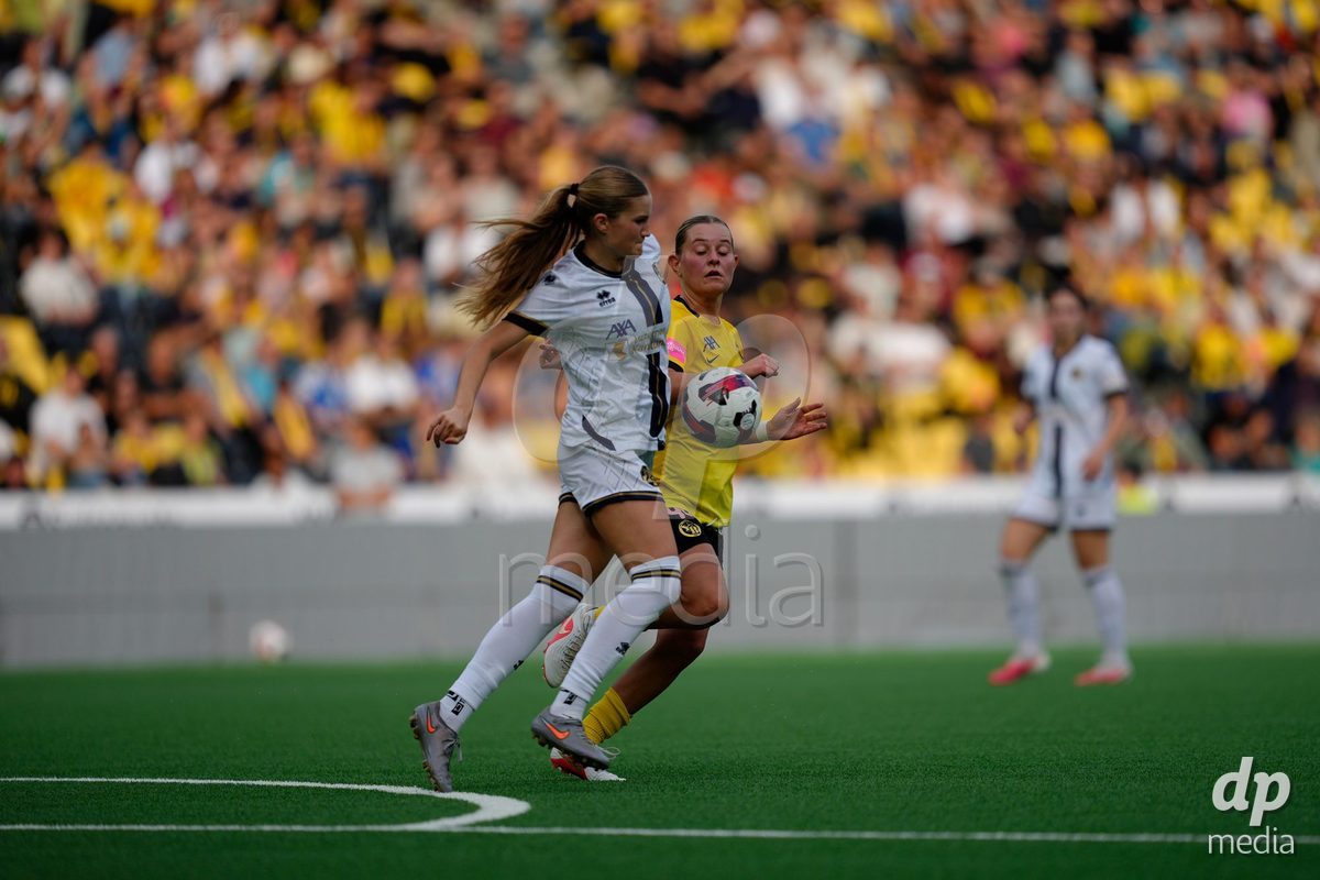 BERN, SWITZERLAND - OCTOBER 3: Leonie Sophie Koster (44 YB Frauen) against Valentina Gerlof (5 FCL) during the AXA Women's Super League match between BSC YB Frauen and FC Luzern at Wankdorf Stadion on October 3, 2026 in Bern, Switzerland.