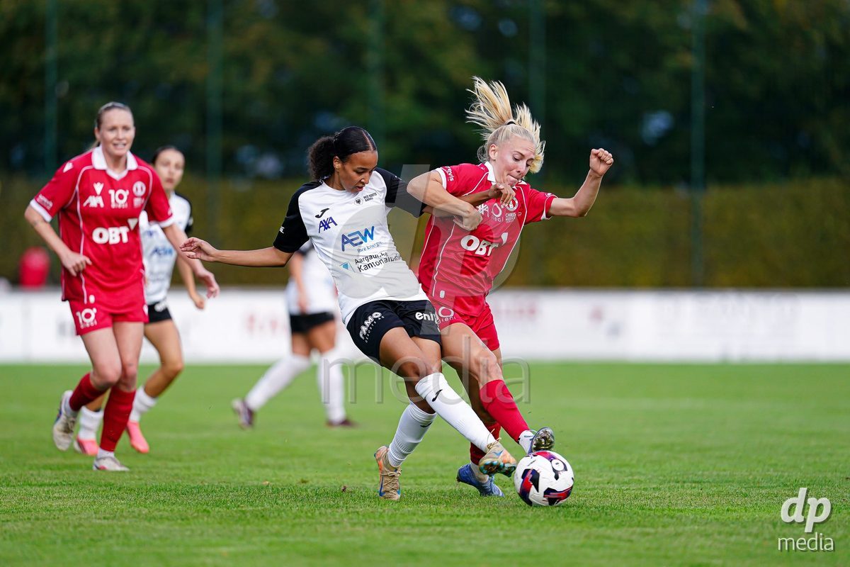 RAPPERSWIL, SWITZERLAND - OCTOBER 3: Sophie Alice Profé of FC Rapperswil-Jona (R) and Joy Steck of FC Aarau Frauen (L) battle for the ball during the AXA Women's Super League match between FC Rapperswil-Jona and FC Aarau Frauen at Grunfeld on October 3, 2026 in Rapperswil, Switzerland.