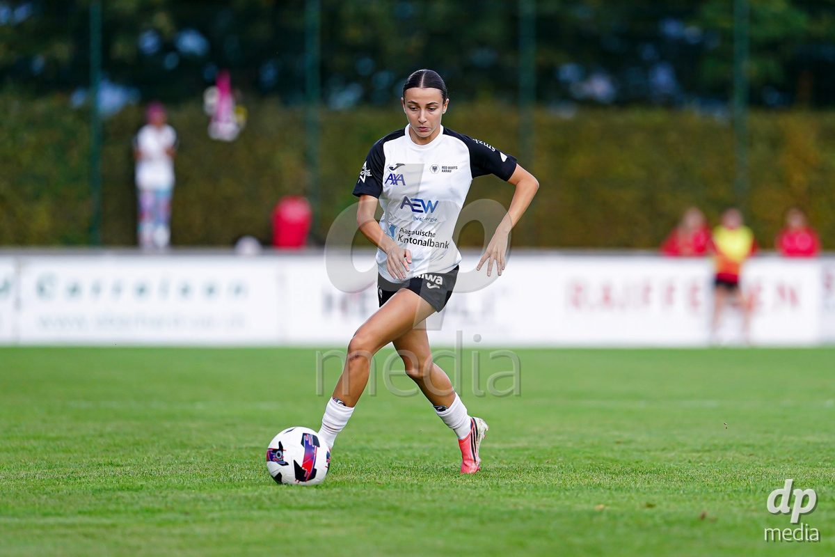 RAPPERSWIL, SWITZERLAND - OCTOBER 3: Aida Ragusa of FC Aarau Frauen controls the ball during the AXA Women's Super League match between FC Rapperswil-Jona and FC Aarau Frauen at Grunfeld on October 3, 2026 in Rapperswil, Switzerland.