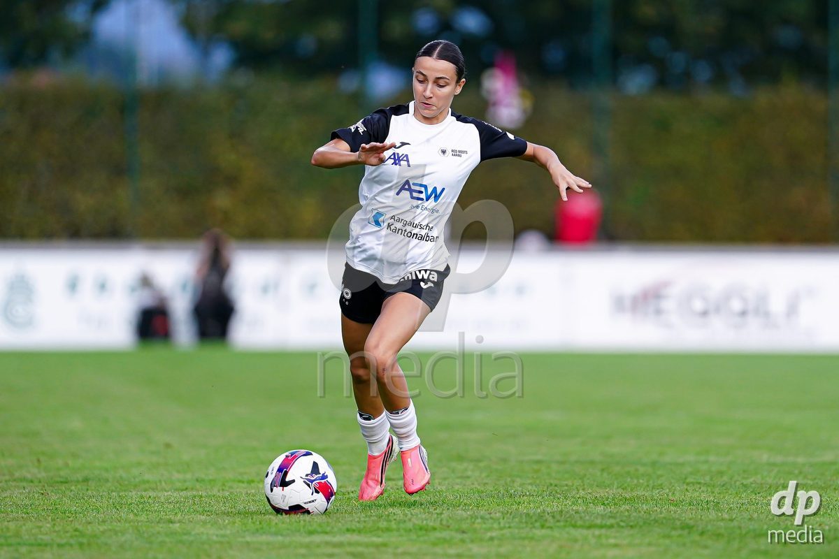 RAPPERSWIL, SWITZERLAND - OCTOBER 3: Aida Ragusa of FC Aarau Frauen controls the ball during the AXA Women's Super League match between FC Rapperswil-Jona and FC Aarau Frauen at Grunfeld on October 3, 2026 in Rapperswil, Switzerland.