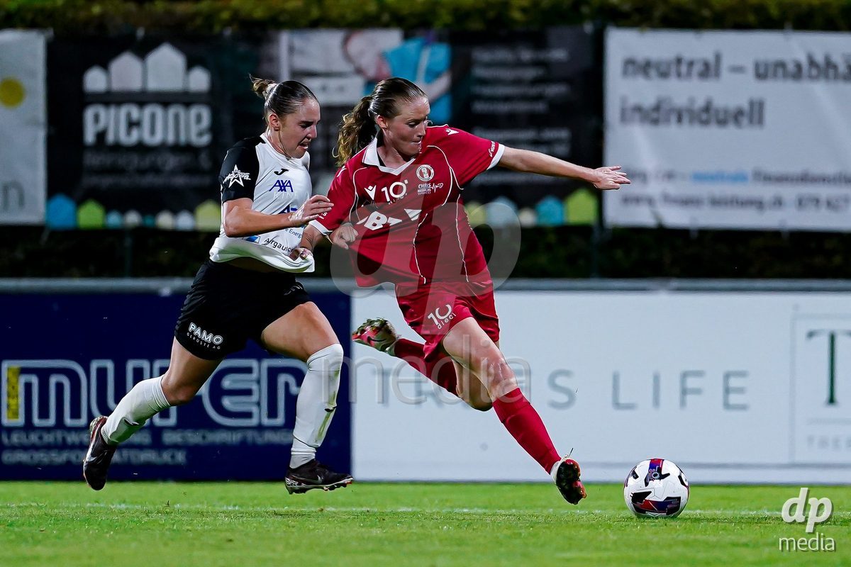 RAPPERSWIL, SWITZERLAND - OCTOBER 3: Leyla Mcfarland of FC Rapperswil-Jona (R) battles for the ball during the AXA Women's Super League match between FC Rapperswil-Jona and FC Aarau Frauen at Grunfeld on October 3, 2026 in Rapperswil, Switzerland.