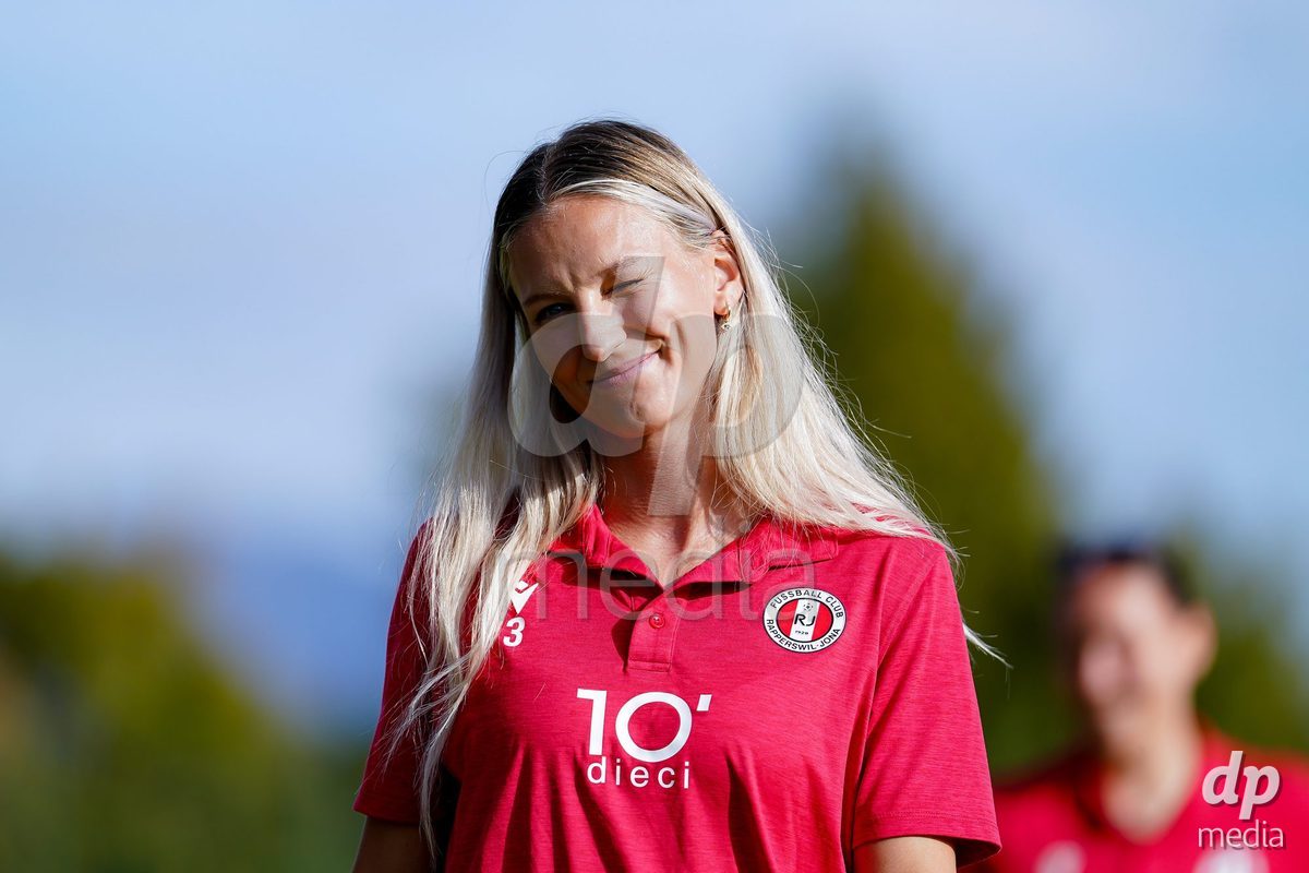 RAPPERSWIL, SWITZERLAND - OCTOBER 3: Players of FC Rapperswil-Jona arrival prior to the AXA Women's Super League match between FC Rapperswil-Jona and FC Aarau Frauen at Grunfeld on October 3, 2026 in Rapperswil, Switzerland.