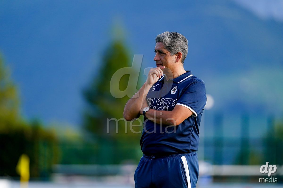 RAPPERSWIL, SWITZERLAND - OCTOBER 3: Eduardo Barrera (Head Coach FC Aarau Frauen) during the AXA Women's Super League match between FC Rapperswil-Jona and FC Aarau Frauen at Grunfeld on October 3, 2026 in Rapperswil, Switzerland.