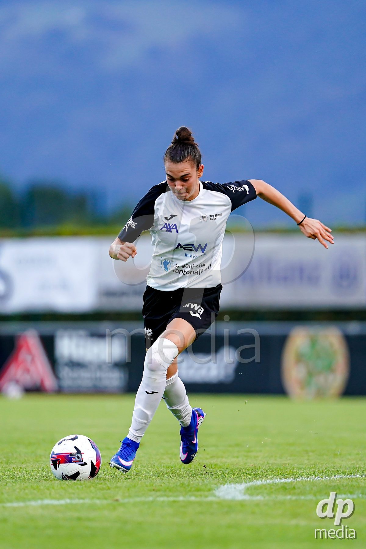 RAPPERSWIL, SWITZERLAND - OCTOBER 3: Giulia Bison of FC Aarau Frauen controls the ball during the AXA Women's Super League match between FC Rapperswil-Jona and FC Aarau Frauen at Grunfeld on October 3, 2026 in Rapperswil, Switzerland.