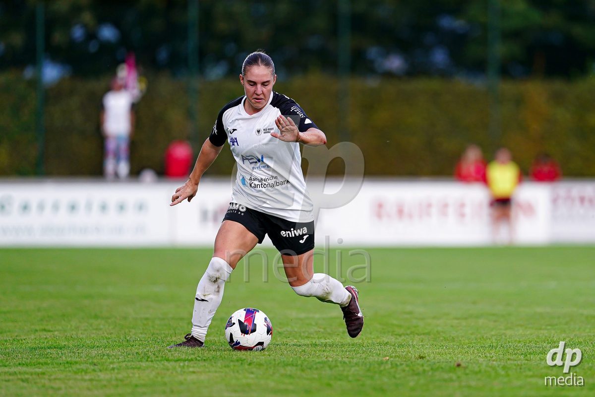 RAPPERSWIL, SWITZERLAND - OCTOBER 3: Rebecca Anne Storr of FC Aarau Frauen controls the ball during the AXA Women's Super League match between FC Rapperswil-Jona and FC Aarau Frauen at Grunfeld on October 3, 2026 in Rapperswil, Switzerland.