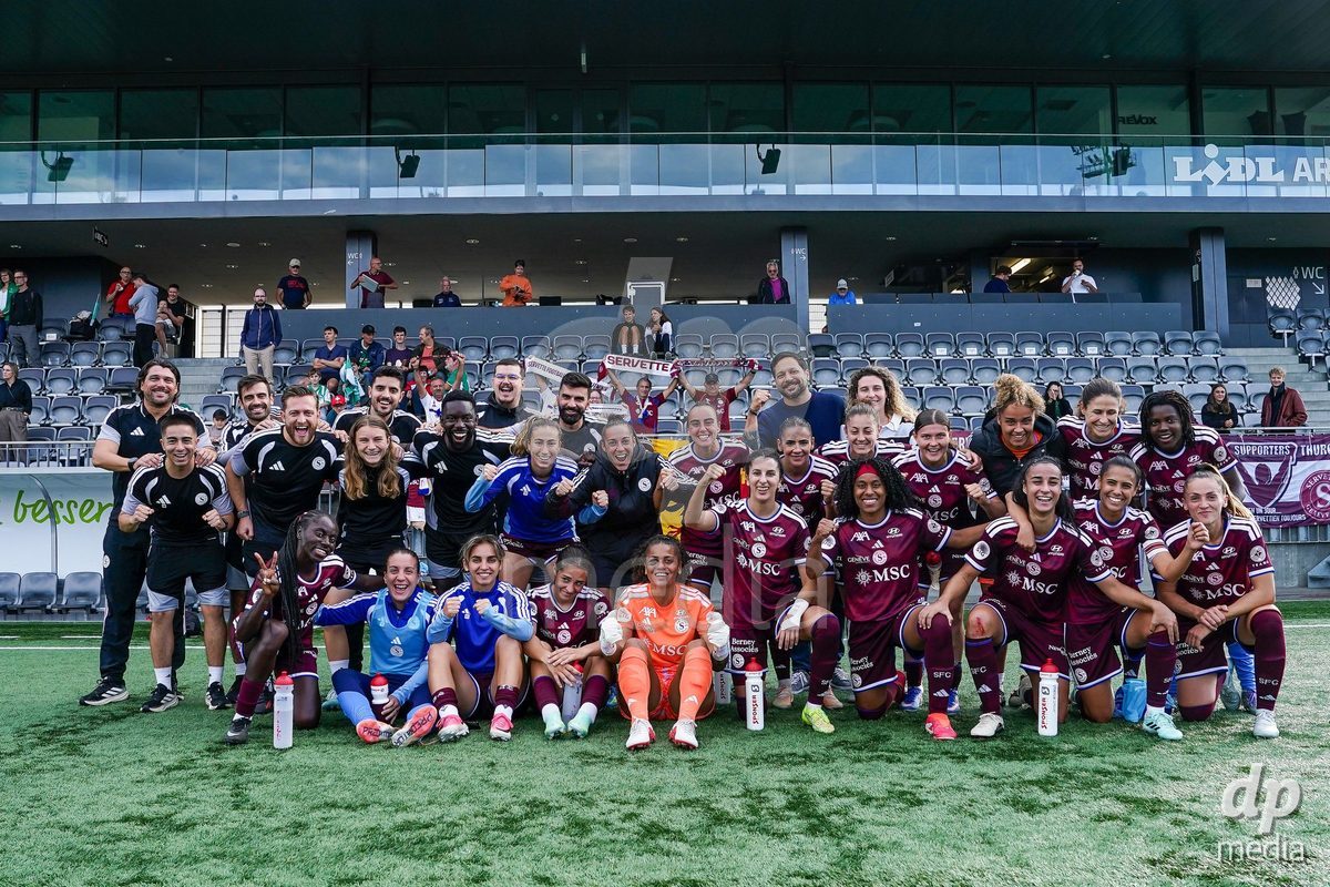 WIL, SWITZERLAND - OCTOBER 4: Players and staff members of Servette celebrate the victory and pose for a photo during the AXA Women's Super League match between FC St. Gallen 1879 and Servette FC Chenois Feminin at Lidl Sportpark on October 4, 2026 in Wil, Switzerland.