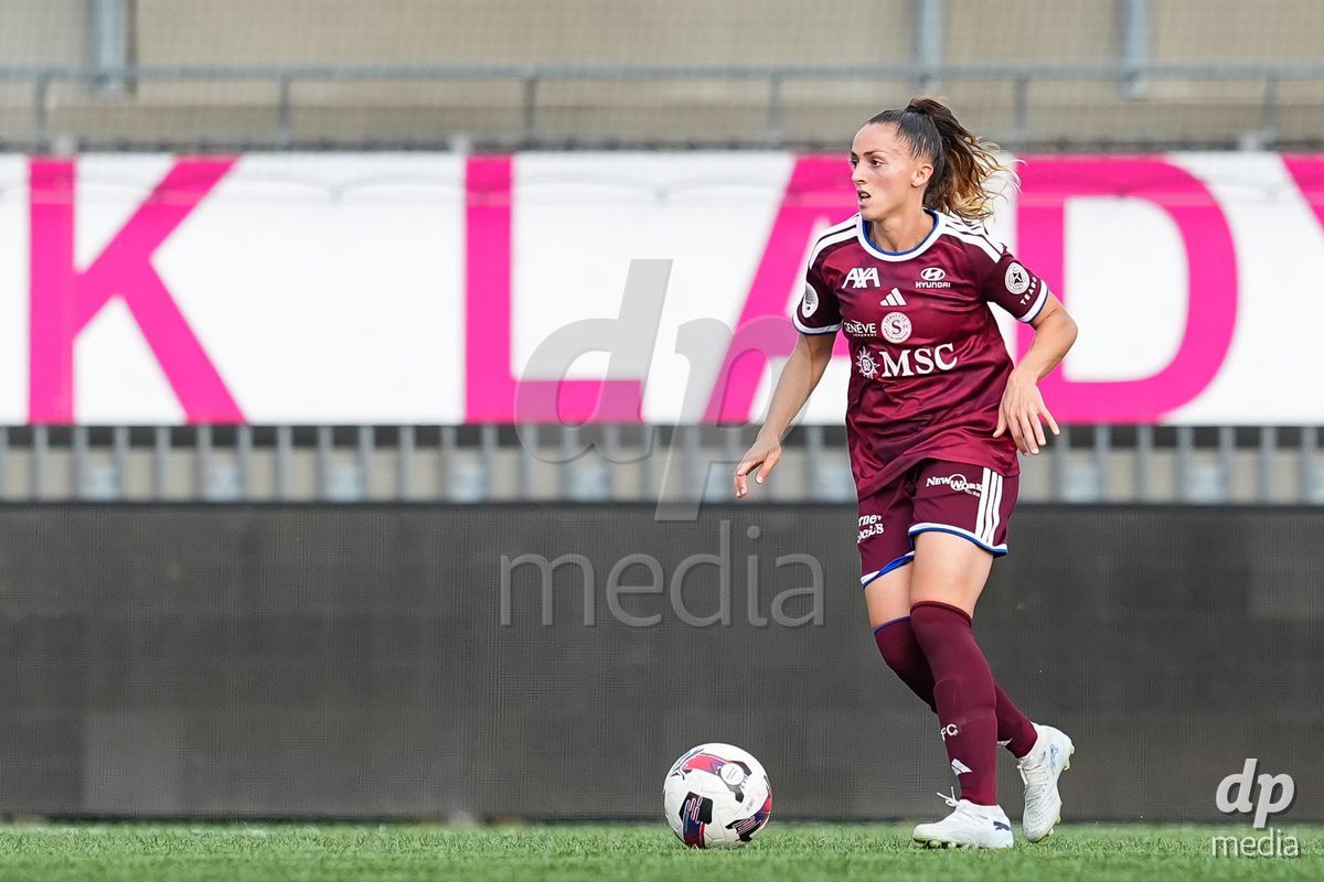 WIL, SWITZERLAND - OCTOBER 4: Amanda Chaney of Servette FC Chenois Feminin controls the ball during the AXA Women's Super League match between FC St. Gallen 1879 and Servette FC Chenois Feminin at Lidl Sportpark on October 4, 2026 in Wil, Switzerland.