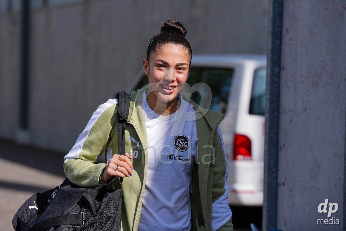 WIL, SWITZERLAND - OCTOBER 4: Alessandra de Freitas of FC St. Gallen arrives ahead of the AXA Women's Super League match between FC St. Gallen 1879 and Servette FC Chenois Feminin at Lidl Sportpark on October 4, 2026 in Wil, Switzerland.