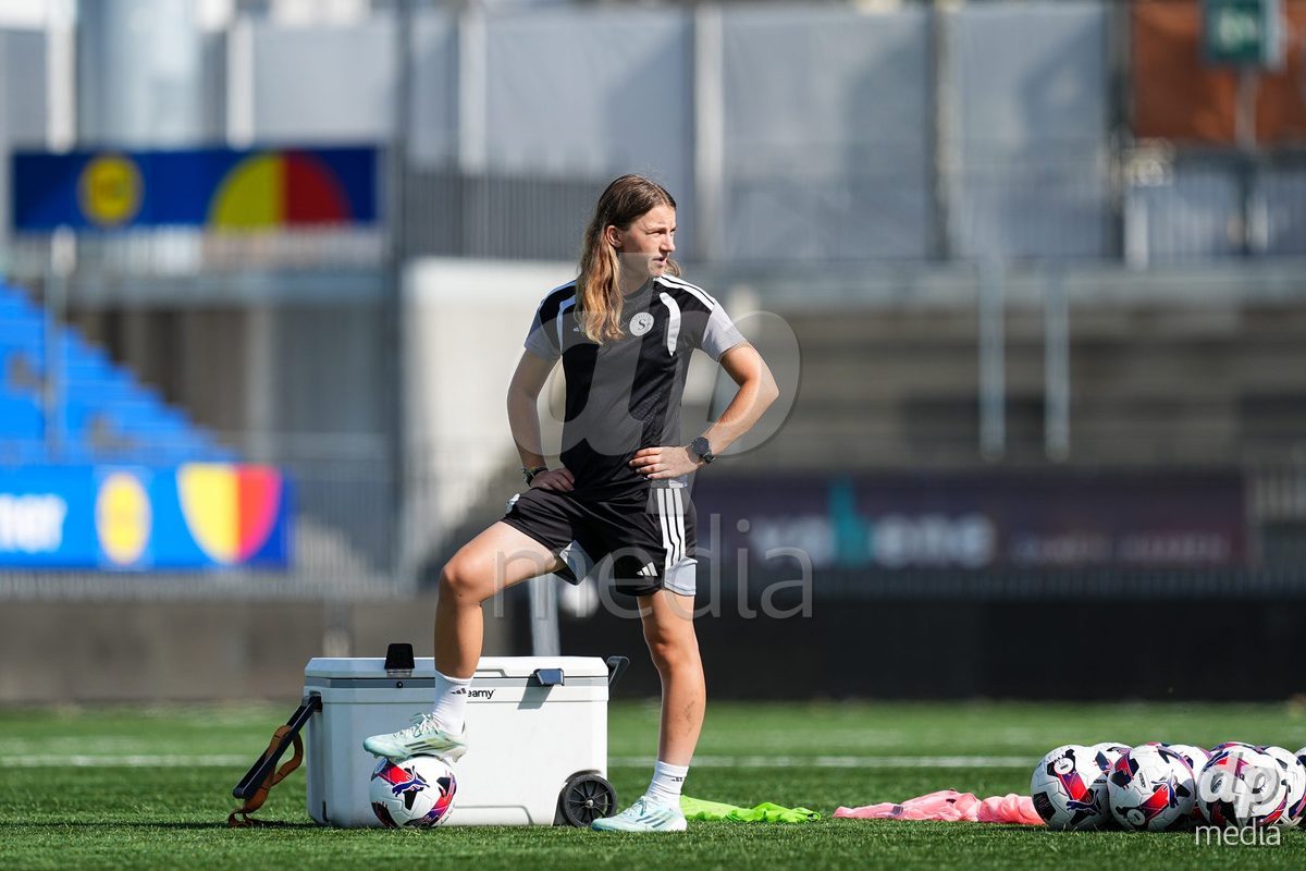 WIL, SWITZERLAND - OCTOBER 4: Staff member Emma Benne during the AXA Women's Super League match between FC St. Gallen 1879 and Servette FC Chenois Feminin at Lidl Sportpark on October 4, 2026 in Wil, Switzerland.