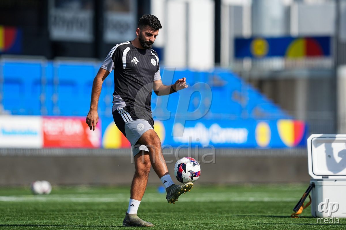 WIL, SWITZERLAND - OCTOBER 4: Assistant coach of Servette Florian Reymond during the AXA Women's Super League match between FC St. Gallen 1879 and Servette FC Chenois Feminin at Lidl Sportpark on October 4, 2026 in Wil, Switzerland.